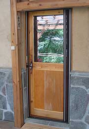 古材のドア外